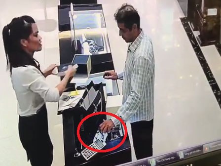 Nhân viên bán hàng bị khách nước ngoài cuỗm đồng hồ vàng hơn 200 triệu ngay trước mặt