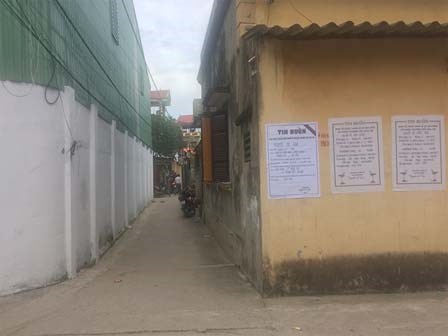 Ba bản cáo phó dán liền nhau trong con ngõ nhỏ