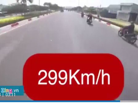 Thanh niên tung clip chạy trốn công an với ‘tốc độ bàn thờ' 299 km/h