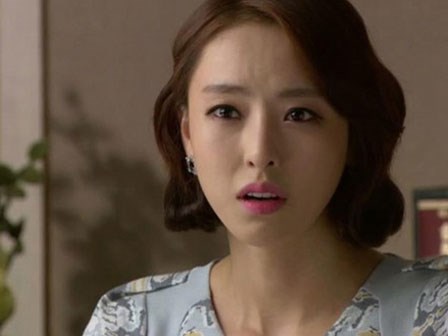 Sợ con dâu xinh đẹp hơn mình, mẹ chồng quái gở cấm con trang điểm, mặc váy