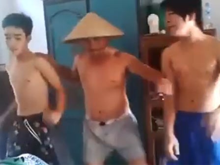 Ba bố con biểu diễn bài Đợi em trong mơ khiến Đàm Vĩnh Hưng muốn mời về diễn cùng