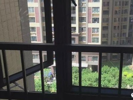 Bà vừa quay lại xách túi rác, cháu gái 2 tuổi ngã từ lan can tầng 9 xuống tử vong