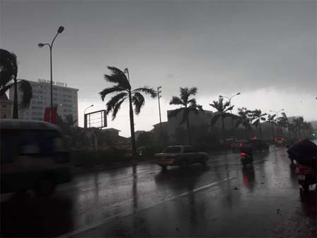 Cập nhật tin mới bão số 10: Nghệ An trời tối sầm, mưa to kèm gió lốc cực mạnh