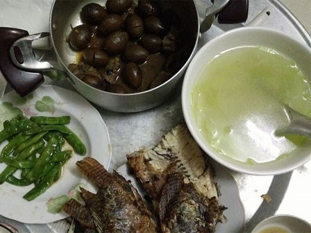 Kỷ niệm 1 năm ngày cưới, vợ than thở bị bỏ rơi một mình một mâm cơm, chị em người xót kẻ chê