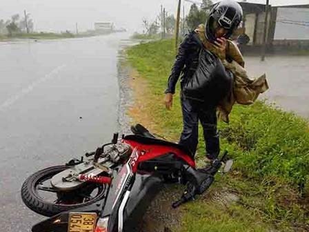 Bão số 10 đổ bộ Nghệ An-Quảng Trị, gió giật cấp 12 ở Formosa