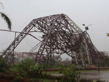 Tháp truyền hình cao 100m đổ gục