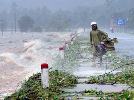 Bão số 10 di chuyển sang Lào, miền Trung tiếp tục mưa lớn