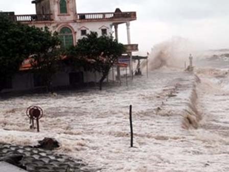 Bão số 10 quét qua, nhiều tỉnh thành ở Việt Nam 'thất thủ'