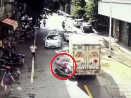 Cha mẹ bất cẩn, 2 con nhỏ phóng xe lao đầu vào ô tô
