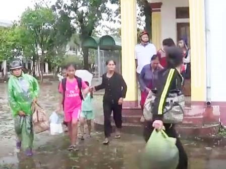 Dân bỏ nơi trú ẩn về nhà khi bão số 10 còn hoành hành