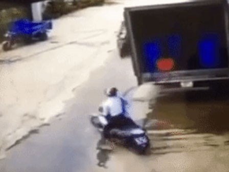 Pha vặn ga quá cẩu thả của nam thanh niên khiến người xem bức xúc