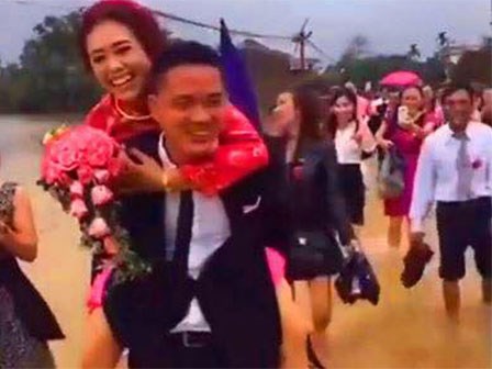 Bất chấp mưa bão, chú rể cởi giày, cõng cô dâu lội nước ở Hải Phòng được 