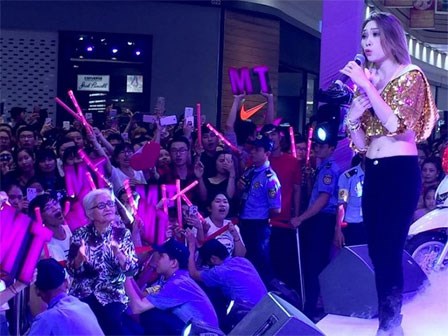 Mỹ Tâm được khen ngợi hết lời vì hành động đẹp với cụ bà 74 tuổi