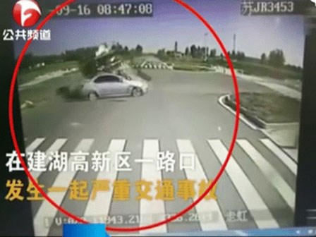 Kinh hoàng khoảnh khắc ô tô con bị container đẩy đi xa hàng trăm mét rồi đè bẹp