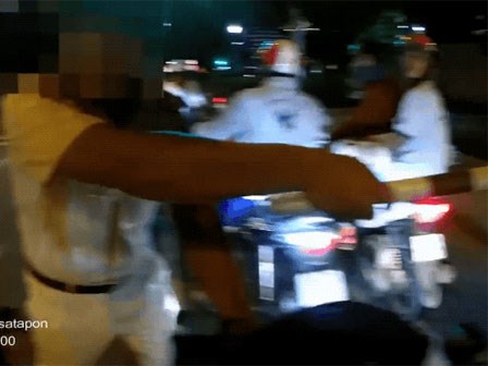 Chạy xe hơn 100km/h, nam thanh niên giả vờ 
