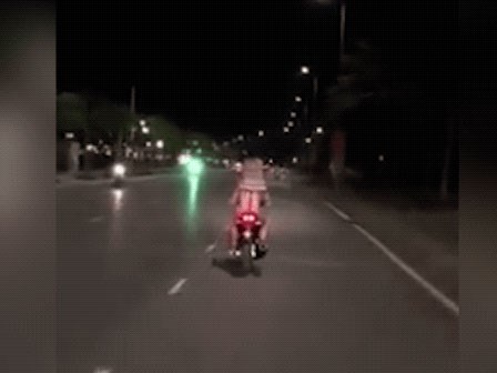 Kiệu em bé trên vai và hành động của người đàn ông khiến dân mạng nổi nóng