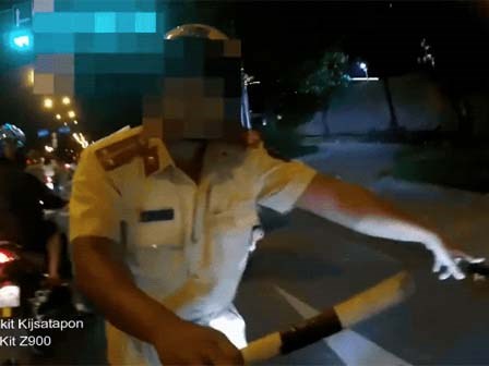 Clip: Phóng mô tô hơn 100km/h, nam thanh niên giả vờ 
