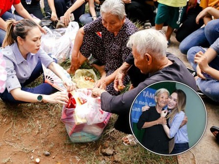 Mỹ Tâm ngồi bệt xuống đường, ăn chôm chôm với các cụ già neo đơn: Hình ảnh đẹp và ấm lòng kết lại mùa Vu Lan!