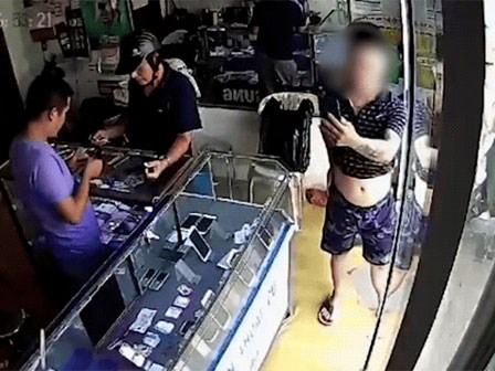 Tự khen mình đẹp trai, thanh niên