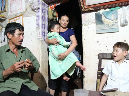 Bố mất, 4 tháng sau mẹ đang mang bầu tử vong, 2 đứa trẻ ngỡ cha mẹ đi làm xa