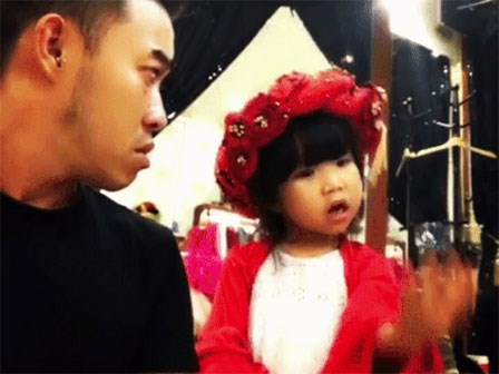 Clip con gái và bố trổ tài 'diễn sâu' khiến ai cũng mong có một tiểu công chúa