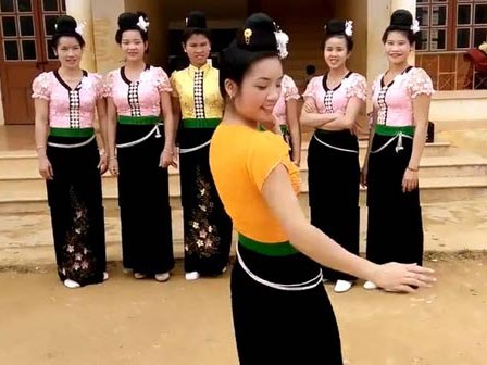 Màn khiêu vũ của các thiếu nữ trong trang phục dân tộc thiểu số làm người xem tan chảy