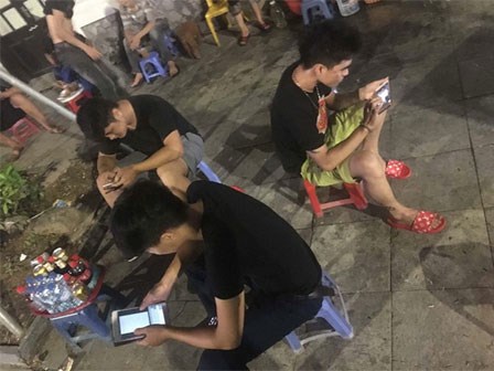 Mời bạn gặp mặt phát thiệp cưới nhưng lầm lũi bỏ về vì bạn cứ 