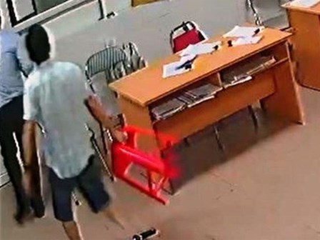 Nữ bác sĩ bị đánh: Chủ tịch phường cầm ghế là đồng phạm