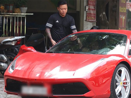 Video hot: Tuấn Hưng phóng siêu xe Ferrari 15 tỷ gây chú ý trên phố