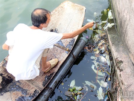 Chèo thuyền vớt bao cao su lềnh phềnh ở hồ Tây