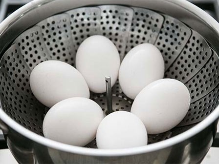 Thay vì luộc, hãy hấp trứng, siêu ngon mà lại cực dễ bóc vỏ