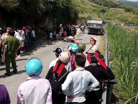 Tai nạn kinh hoàng: 3 mẹ con cùng bị cán tử vong khi vượt ô-tô