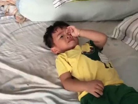 Clip: Bố cứ nói tiếng Nghệ An là bé khóc ầng ậc