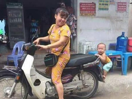 Nhìn cậu bé 