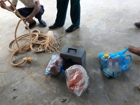 Ác mẫu ép 2 con thắt cổ, dọa bắt uống thuốc diệt cỏ vì mất 7000 đồng