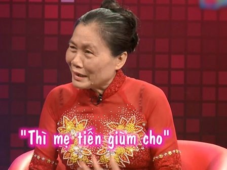 Khán giả rớt nước mắt vì mẹ chồng quỳ giữa trời mưa cầu bình an cho con dâu