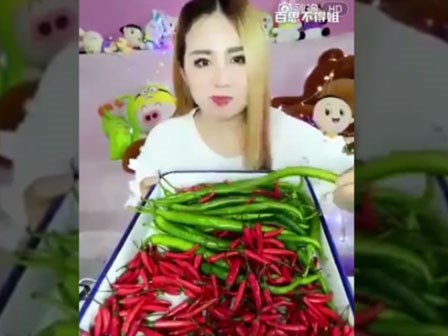 Cô gái ăn ớt tươi, gừng tươi, chanh tươi ngon hơn...ăn kẹo