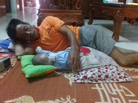 Ứa nước mắt chuyện con gái sinh mổ về nhà ở cữ, bố dậy từ 4 giờ đun nước, nấu cơm