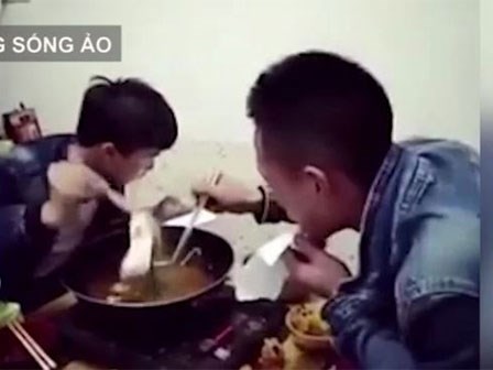 Những người chuyên cắm mặt vào điện thoại và cái kết không nhịn nổi cười