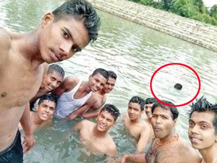 Mải chụp hình, nhóm học viên không hề hay biết người bạn phía sau đang vùng vẫy vì đuối nước