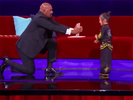 Cô bé khiến MC Steve Harvey câm nín với một loạt câu hỏi 'không đỡ nổi'