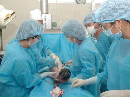 Lén ăn cháo trước khi lên bàn mổ, thai phụ tử vong: Vì sao phải nhớ nhịn ăn trước khi mổ?