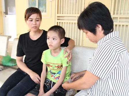 Bé trai 10 tuổi, nặng 14kg ăn mãi không no vì có “hệ tiêu hóa” để ngoài da