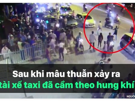 Tài xế taxi và GrabBike cầm dao chém nhau giữa đường Hà Nội.