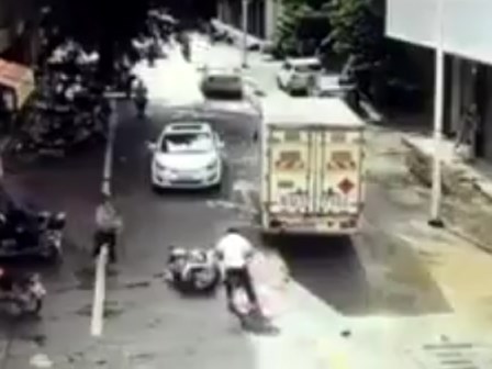 Bố mẹ quên rút chìa, con lao thẳng xe máy vào ô tô