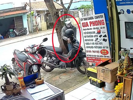 Clip: Trộm thản nhiên bẻ khóa cuỗm xe máy trước cửa hàng camera