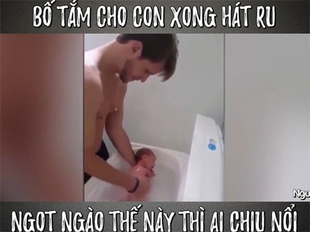 Tan chảy trước video bố tắm cho con, hát ru cực ngọt ngào