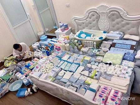 Mẹ bầu 9x xinh đẹp chi 50 triệu đồng mua đồ sơ sinh khiến chị em “hoa mắt chóng mặt”