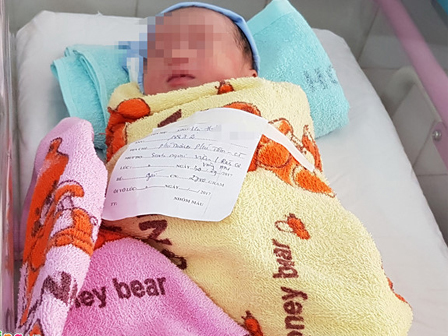 CLIP: Căng thẳng vụ sản phụ tử vong sau sinh, con cấp cứu, người nhà tố bác sĩ tắc trách-2