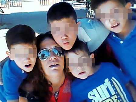 Chỉ nghĩ mẹ và cha dượng ngủ quên, 4 cậu bé vô tư sống bên 2 thi thể nhiều ngày mà không biết